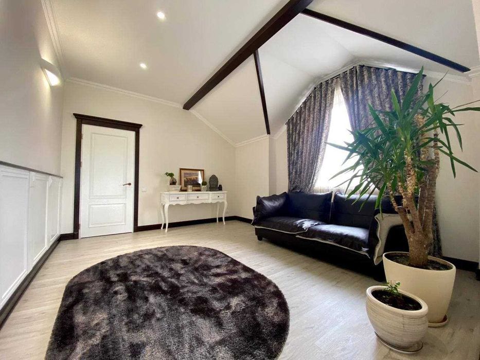 Продам новий дім з сучасним ремонтом біля соснового лісу.