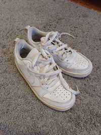 Білі кросівки Nike