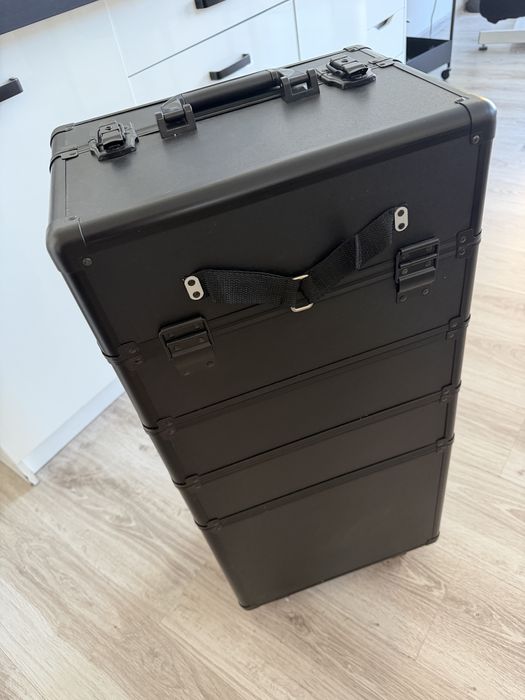 Walizka kufer kosmetyczny na kółkach nowy