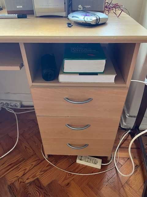 Desk in good condition64284102442113123