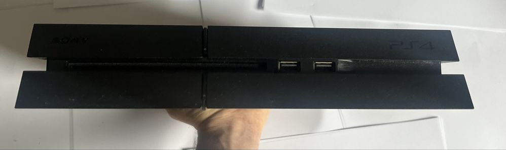 PS4 z padem, zasilaczem oraz kablem do ladowania pada