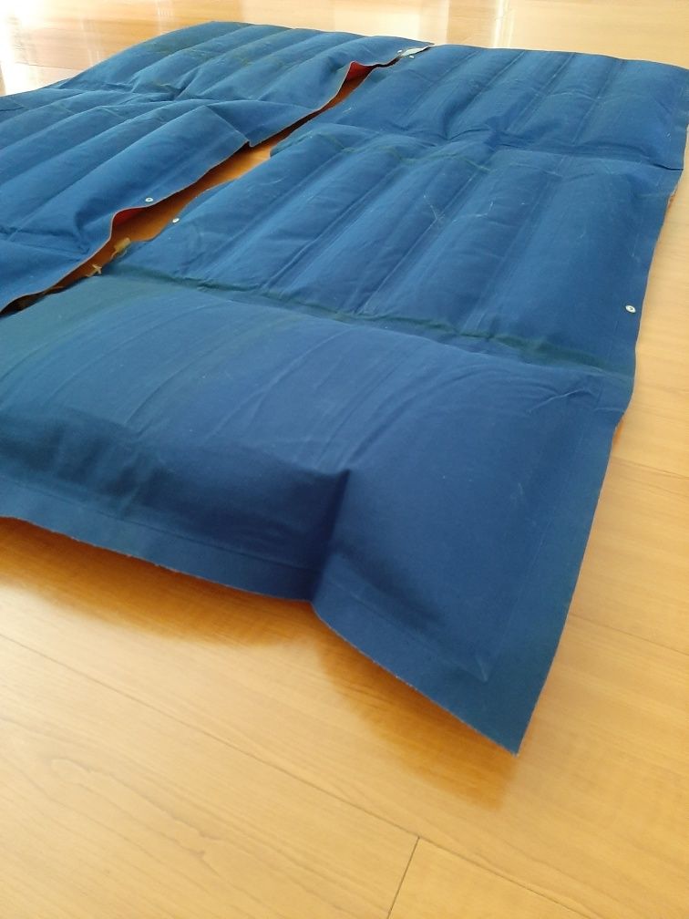 Colchão de ar (insuflável) em tecido com almofada para acampar
