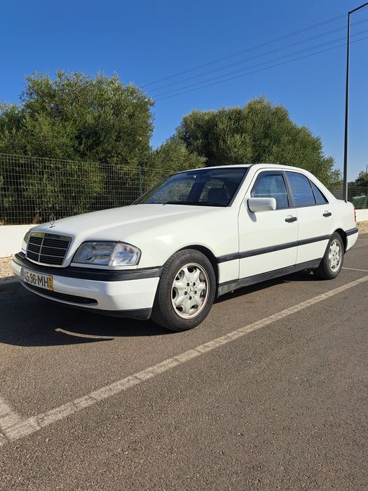 Vendo Mercedes Benz  C220 diesel em bom estado geralm