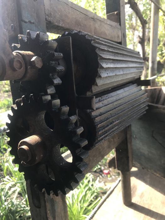 Продам дробилку та прес для вина. Є бочки 200л.