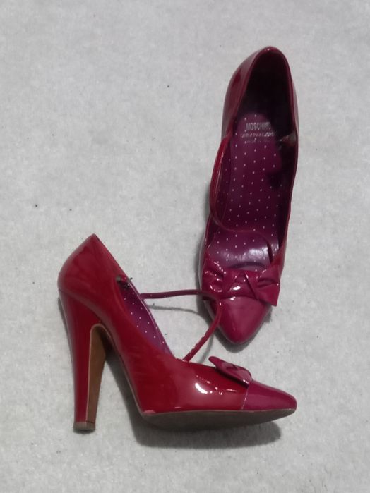 Sapatos de salto alto Moschino