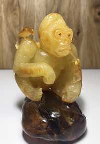 фігурка з бурштину різьба статуетка горила
