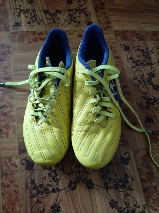 Спортивная обувь бутсы.