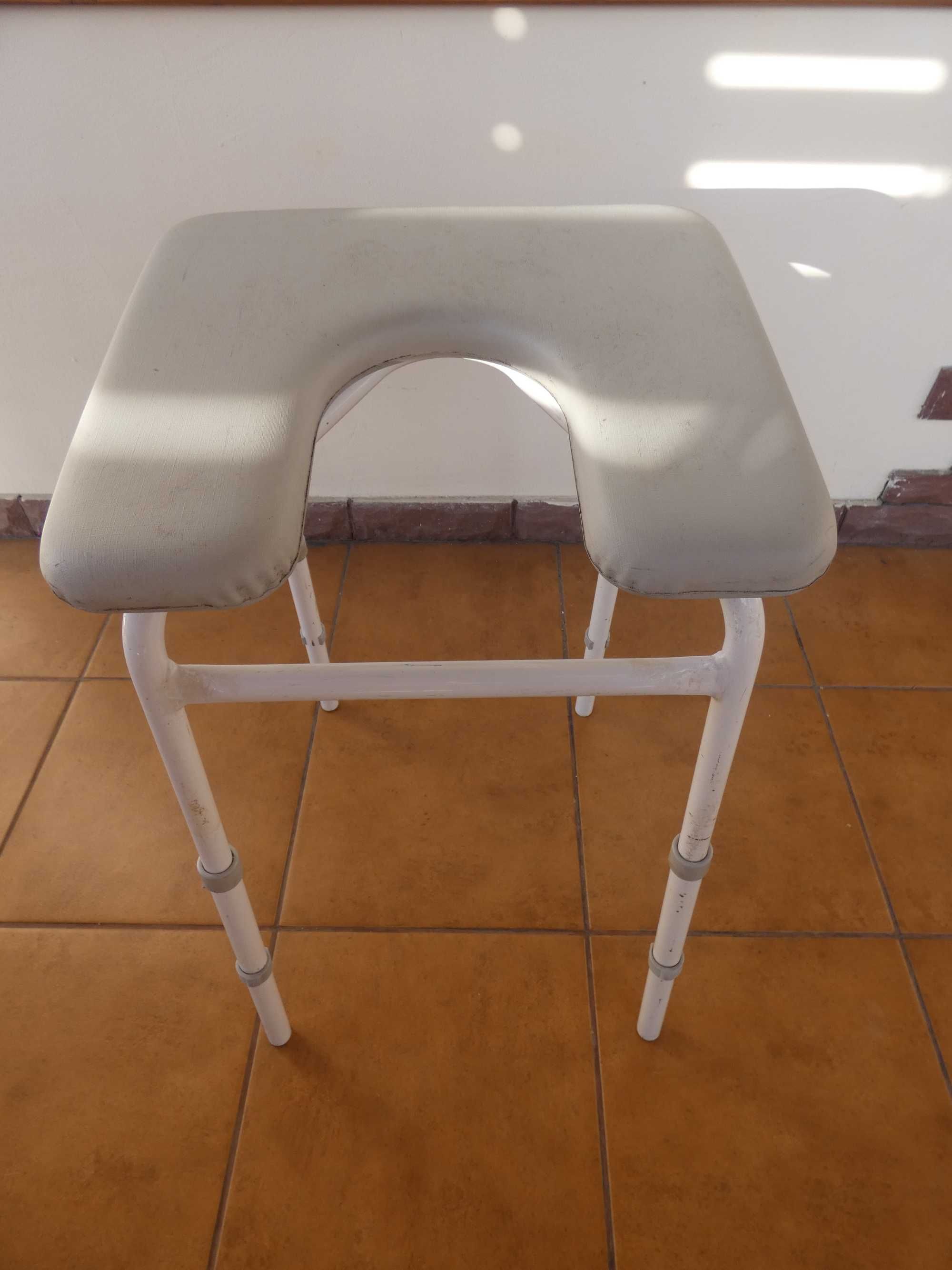 sanitarny taboret regulowany