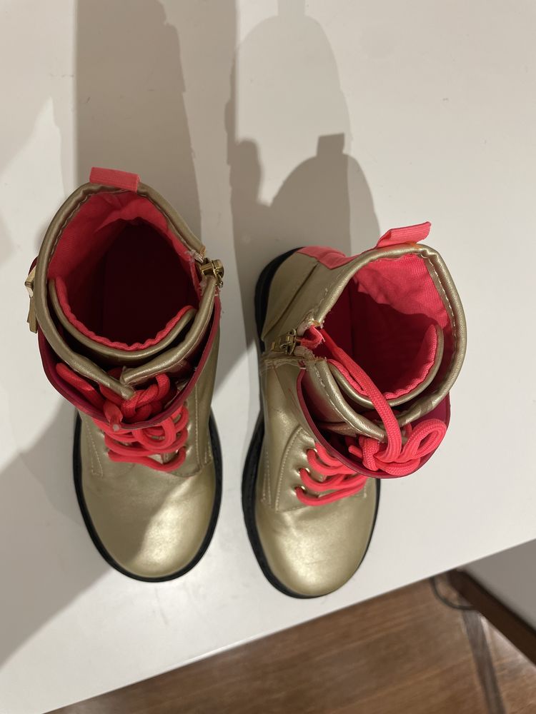 botas douradas e rosa de sola grossa e quentes