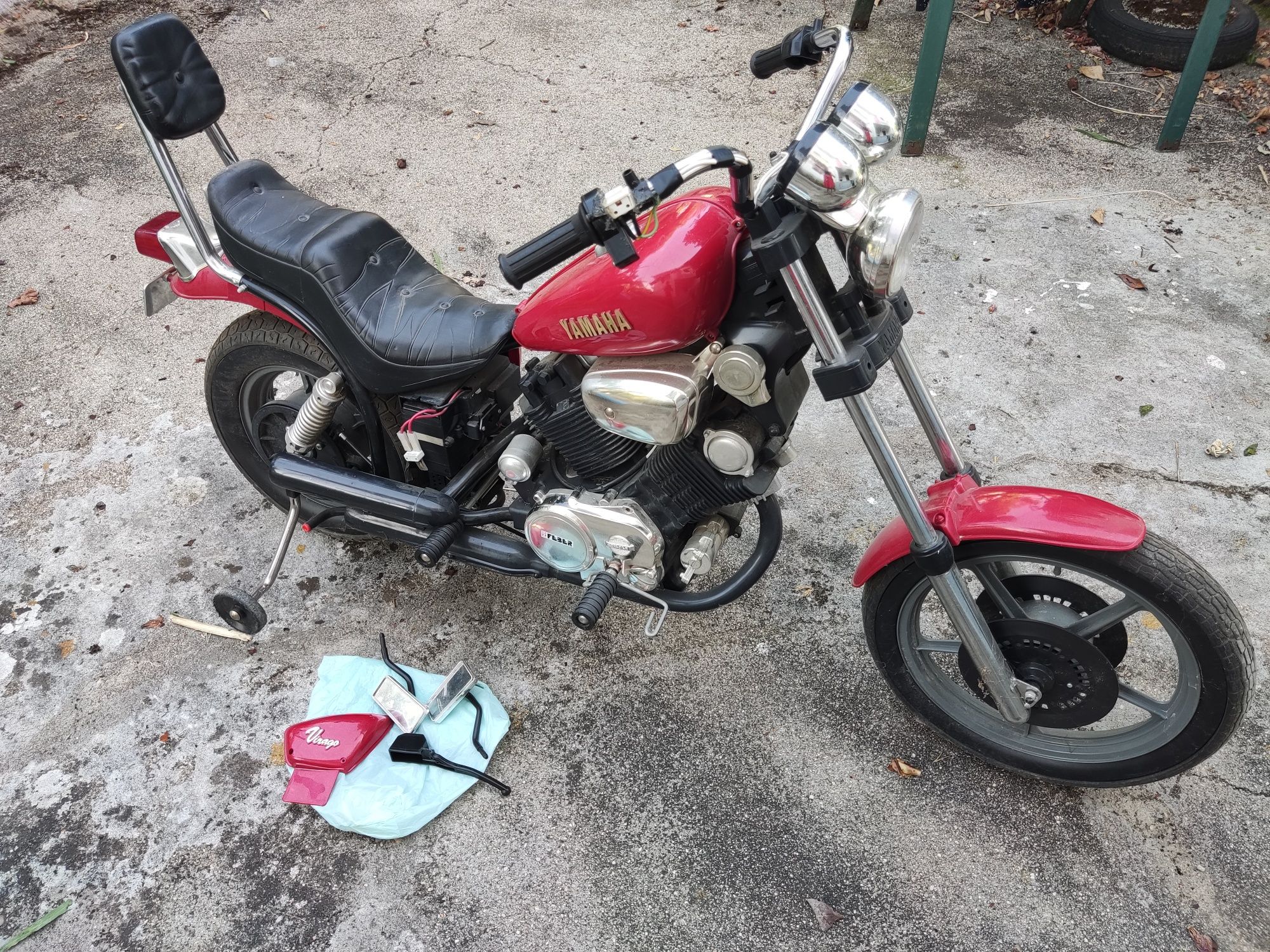 Moto infantil elétrica marca Feber