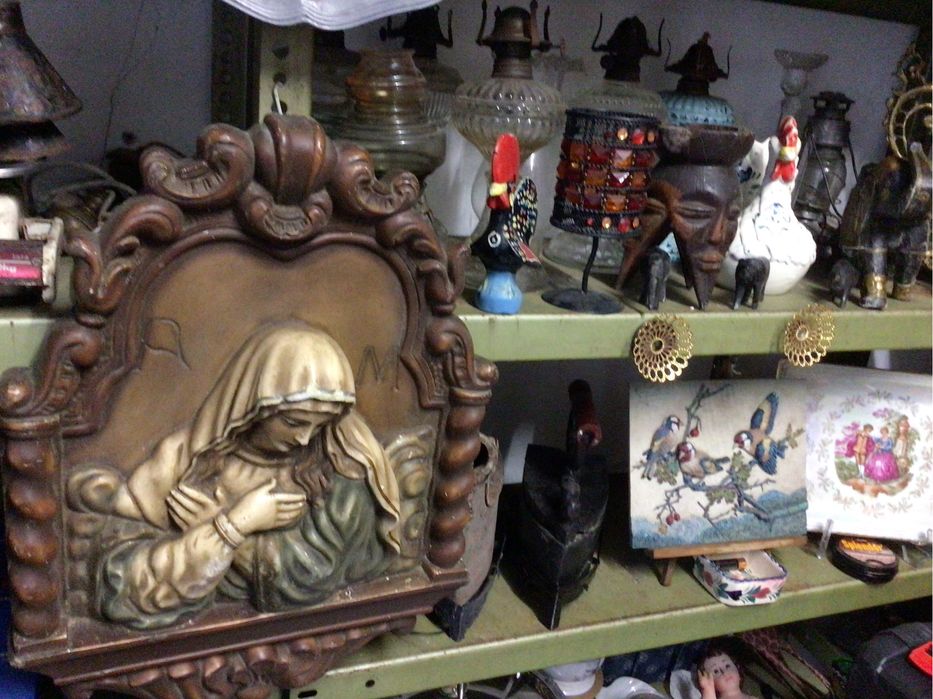 Recheio de antiguidades e velharias para venda