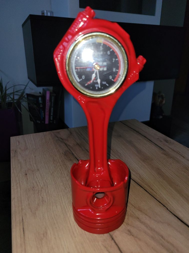 Zegar z tłoka fajny na prezent