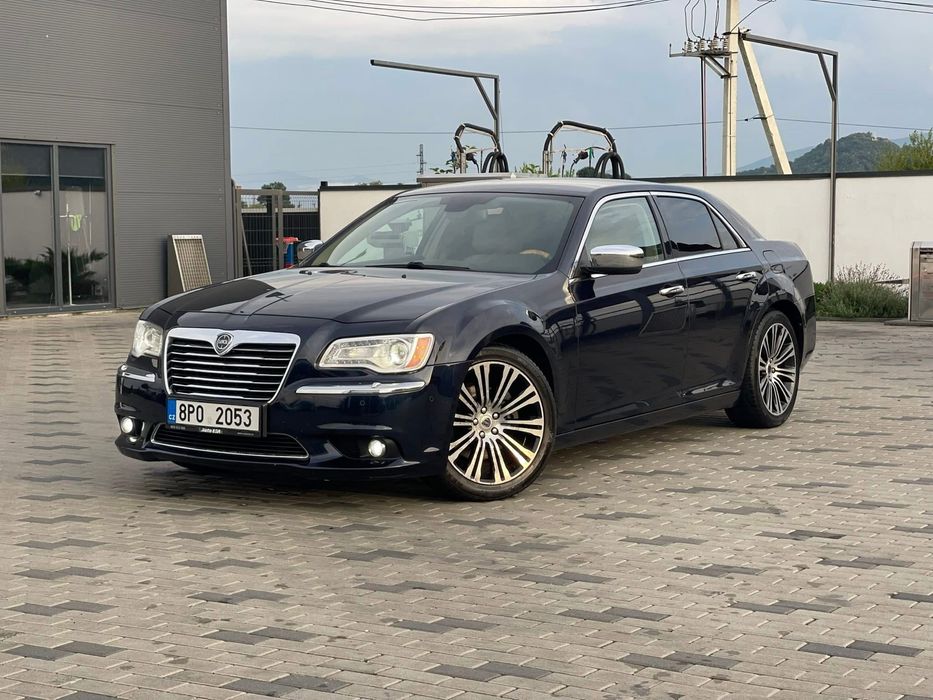 Chrysler 300C 2012 R. Нерозмитнений