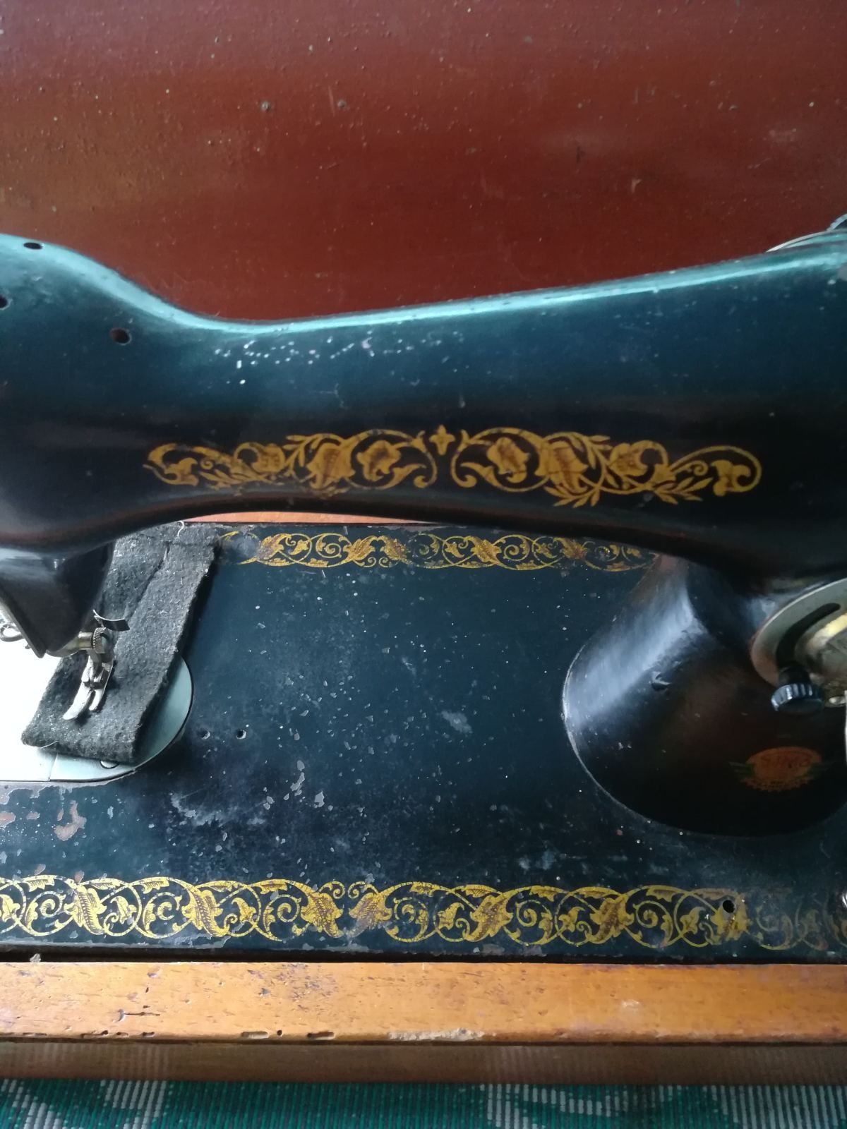 Старая рабочая швейная машинка
