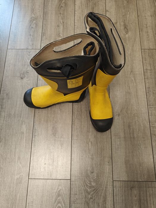 Пожежні чоботи, пожежне спорядження