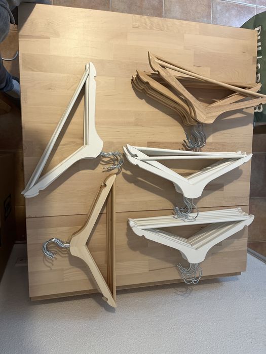 Cabides IKEA BUMERANG em branco e madeira normal