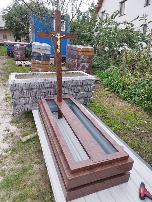 Ящики,скриньки під лавки,хрести,надгробки.