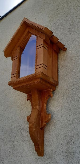 "Kapliczka  drewniana" na drzewo