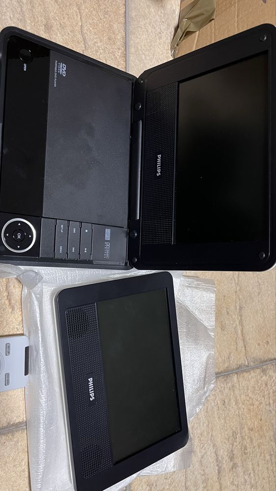 Vendo dois monitores com leitor de CD para automovel