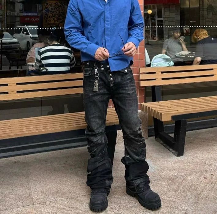 Джинсы клеш Balenciaga distressed type