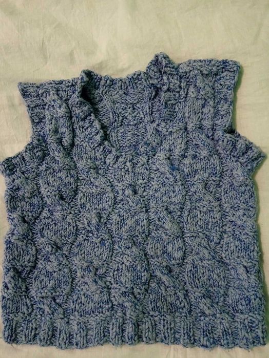 Тепла в`язана жилетка для дівчинки