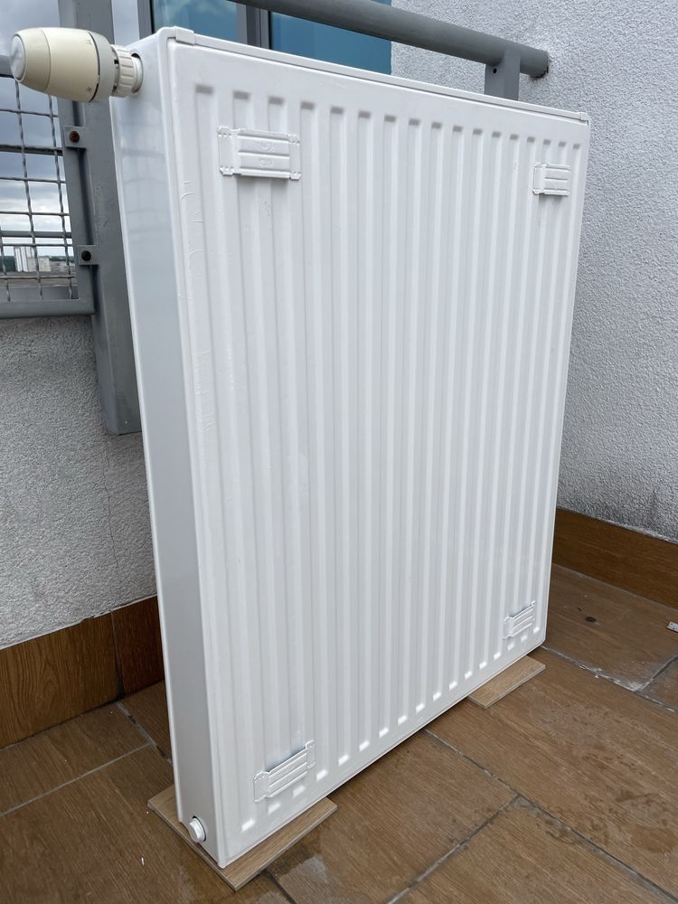 3 Grzejnki panelowe z glowicami termostatycznymj Danfoss
