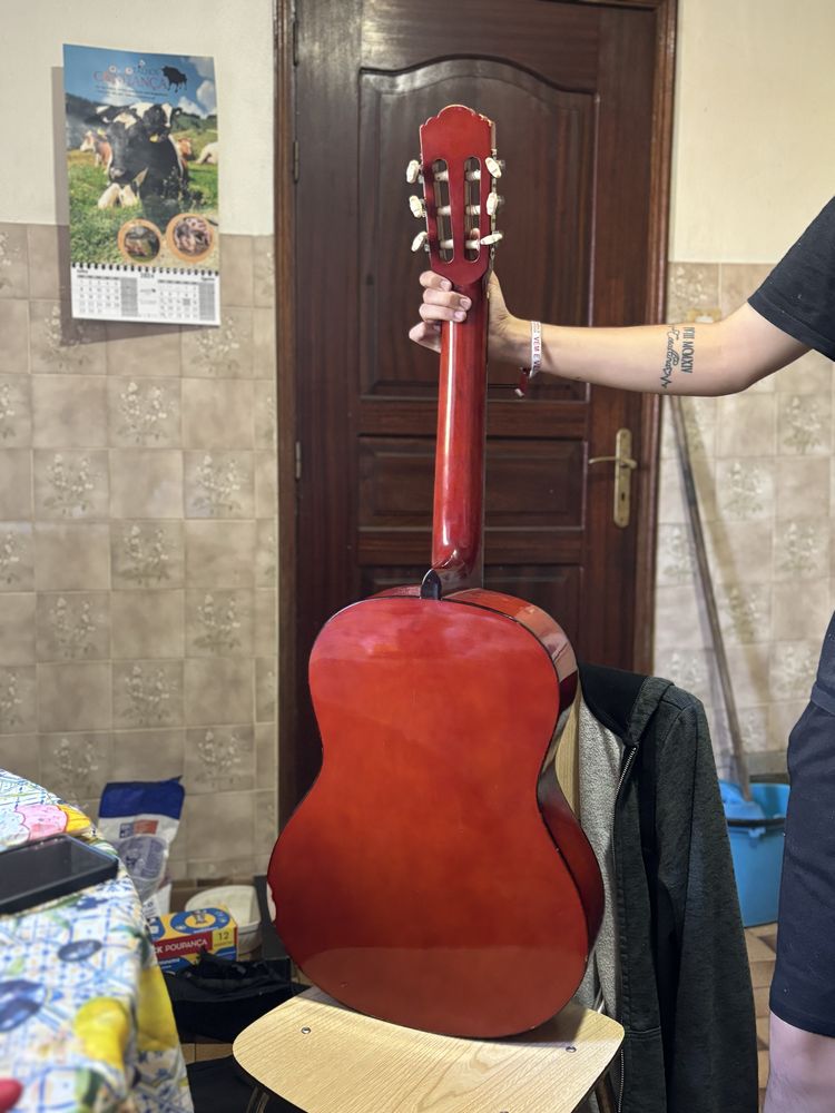 Guitarra, castanha muito boa