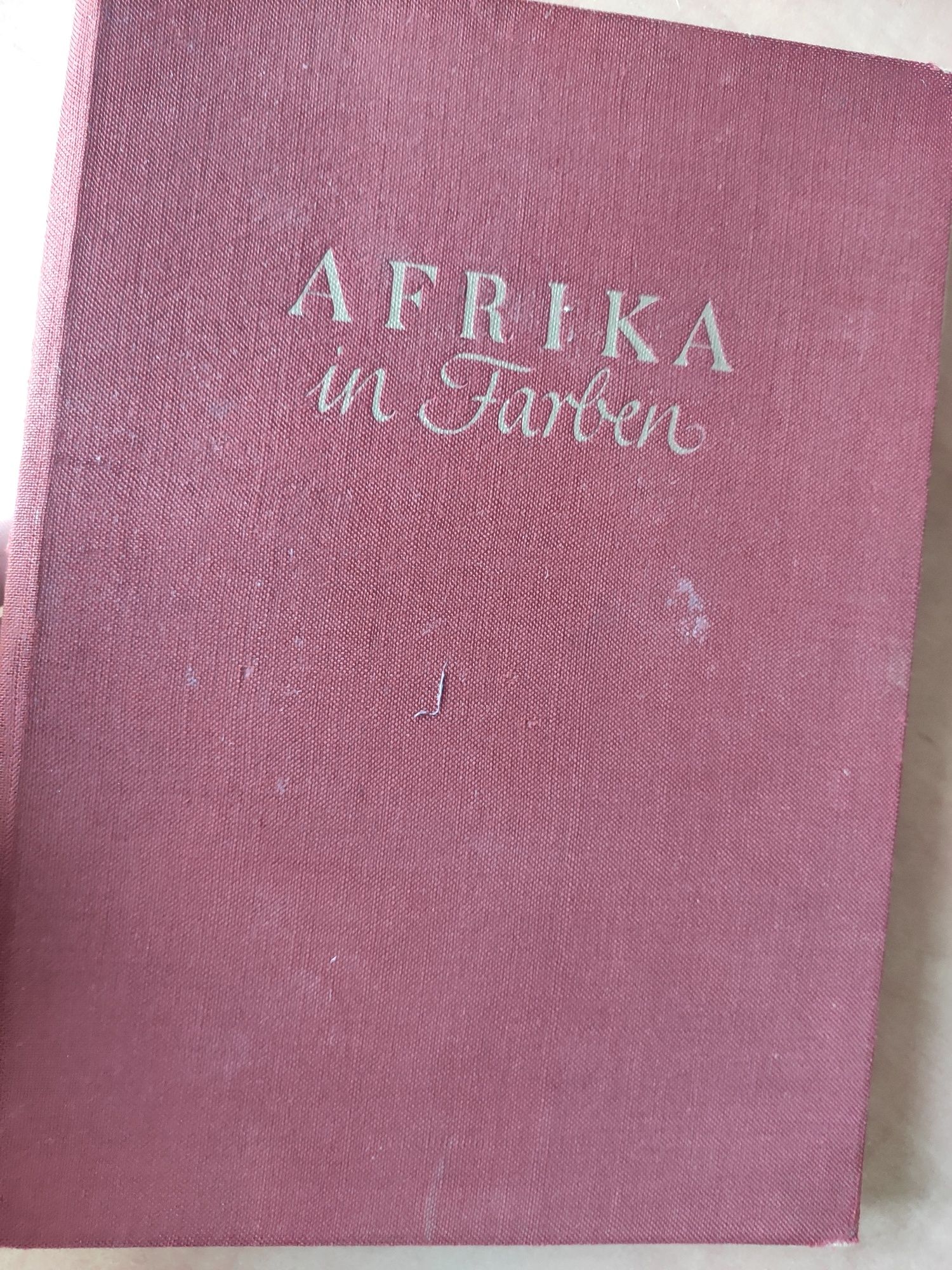 Książka z 1941 r. "Afrika in Farben" mocno zniszczona