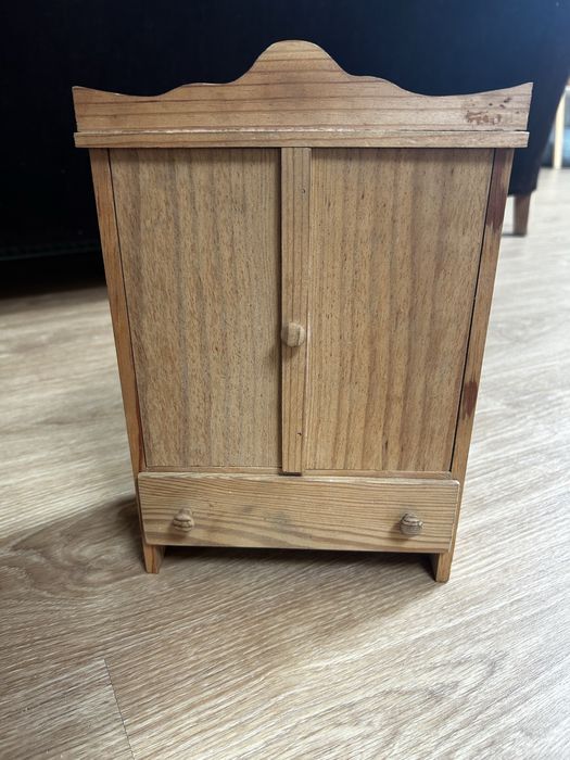 Brinquedos antigos em madeira: guarda roupa e cadeira