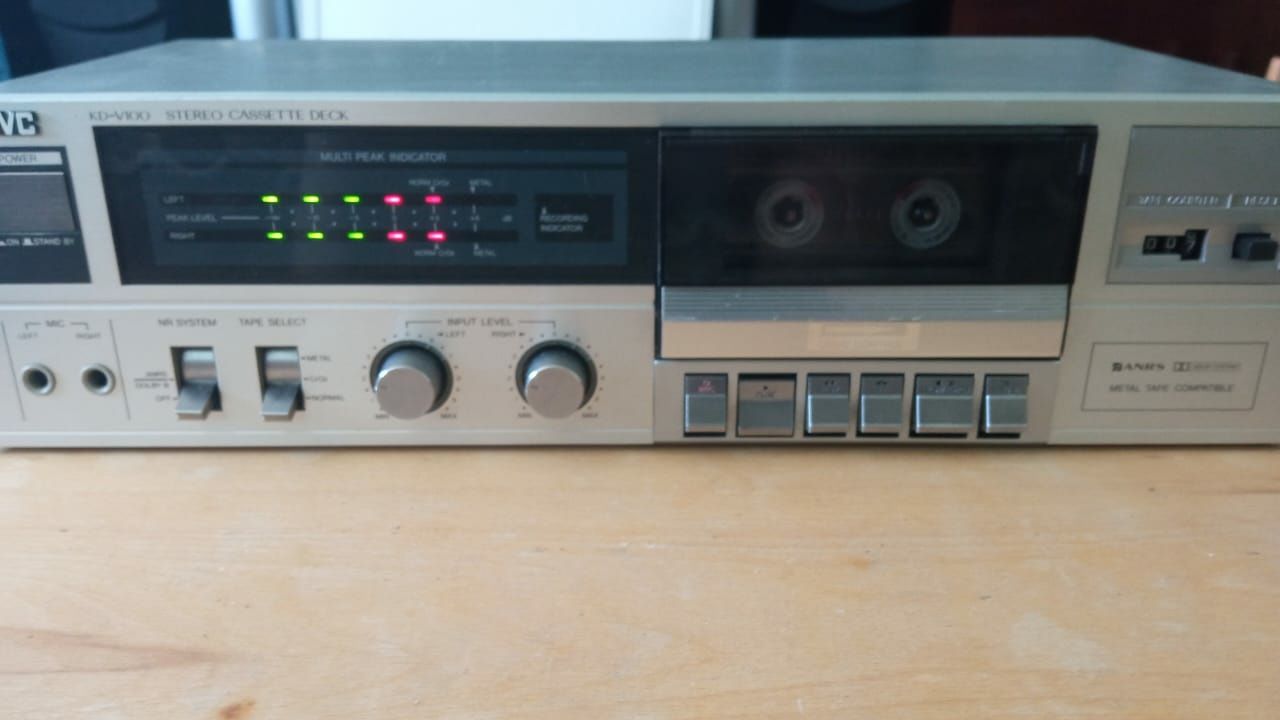 Кассетная дека JVC KD-V100.