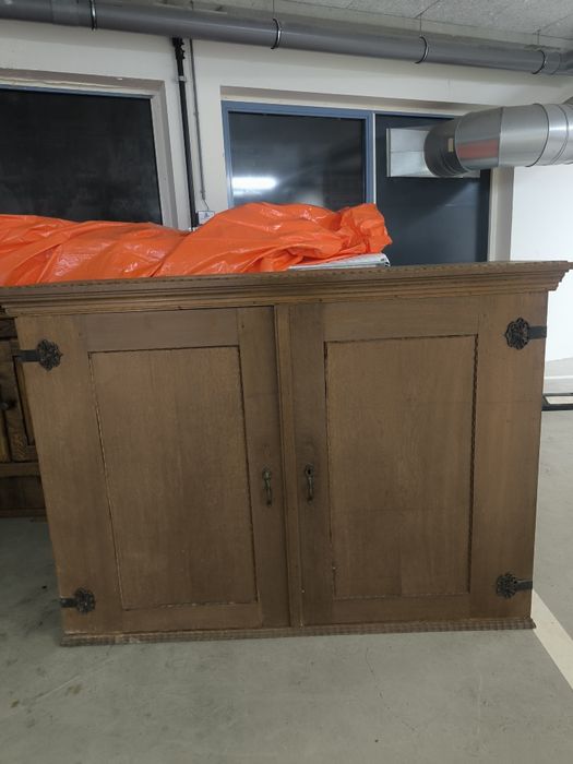 Dębowa szafa, 2 drzwiowa z litego drewna.