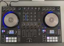 Native Instruments Traktor Kontrol S4 MK3 DJ controller