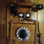 Stary telefon analogowy wiszący, retro
