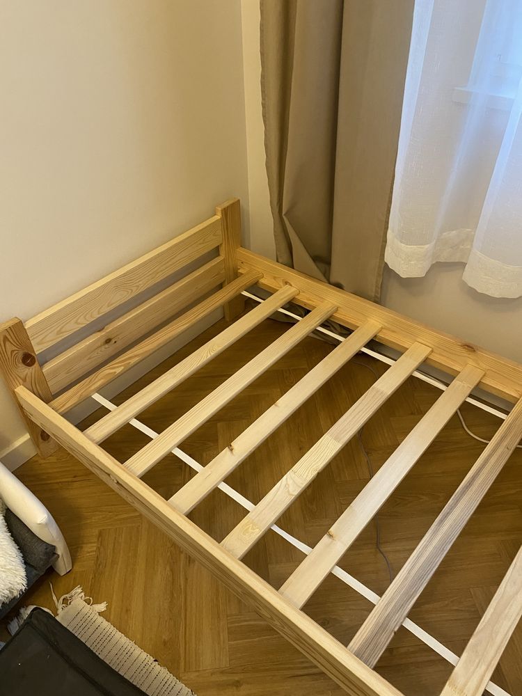 Pojedyncze łóżko drewniane