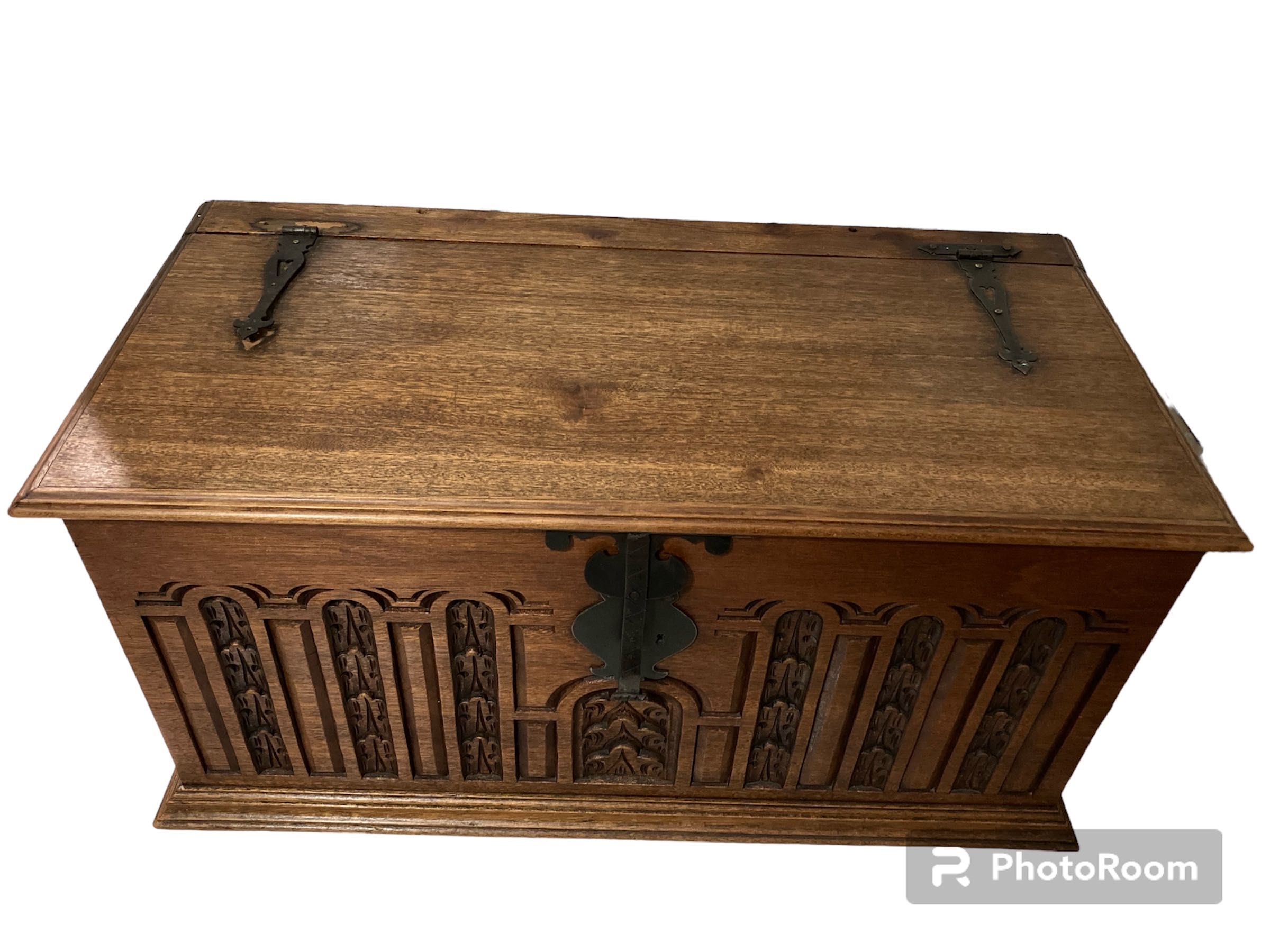 Arca Vintage com Baixo Relevo -para restauro em Madeira