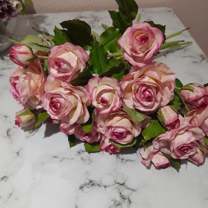 Неуведающие,реалистичные  розы ручной работы из холодного фарфора