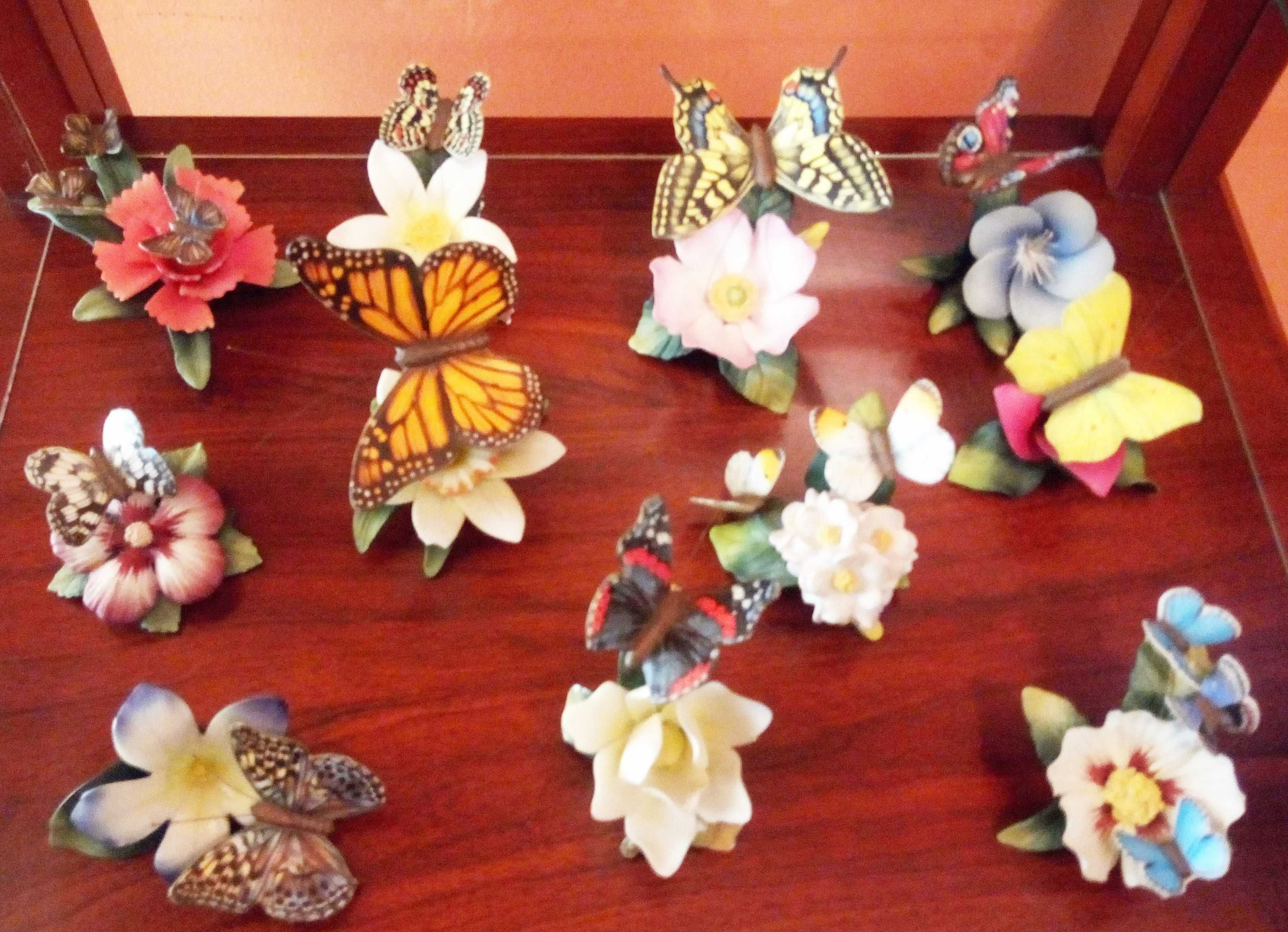 coleção de flores e borboletas de porcelana