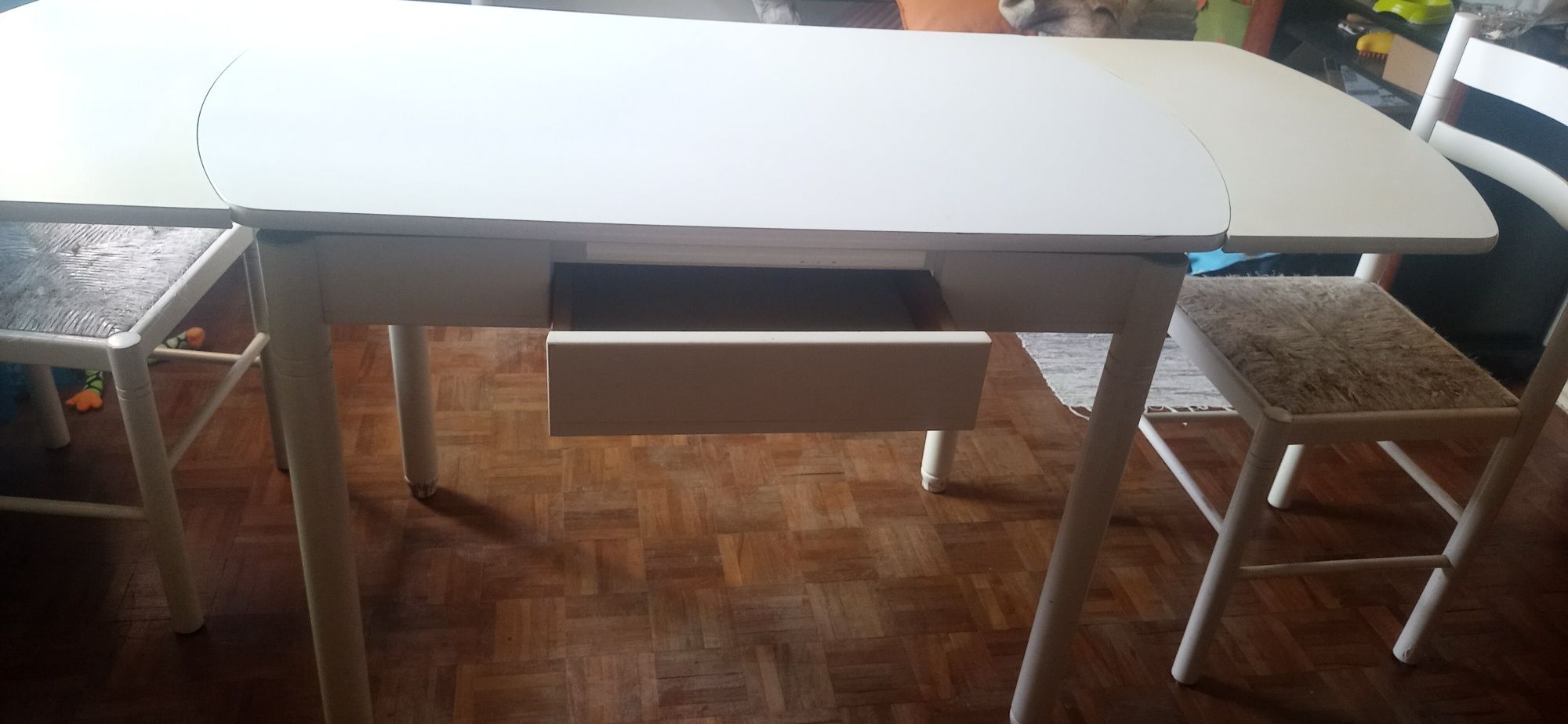 Mesa branca extensível  com  quatro cadeiras de Cozinha
