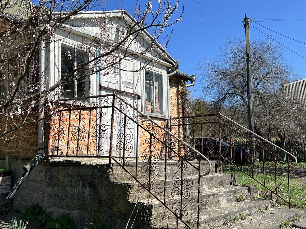 Цегляний будинок під реконструкцію з великою ділянкою в с. Городок