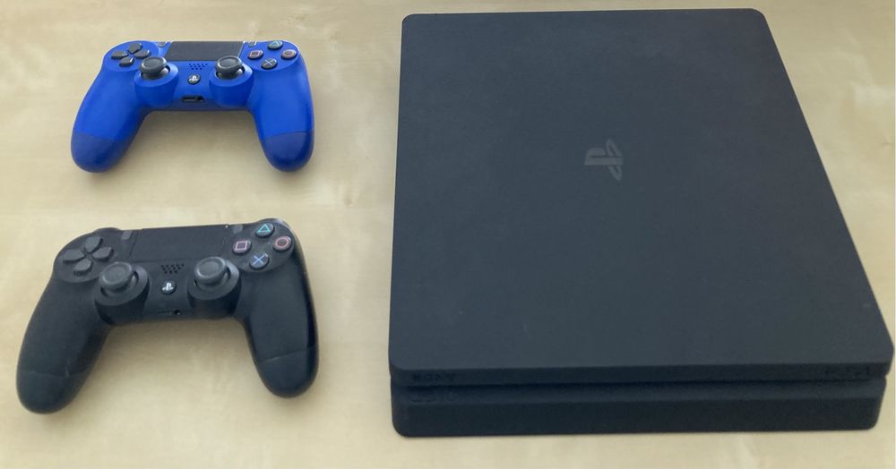 PS4 Slim 1TB + 2 Comandos