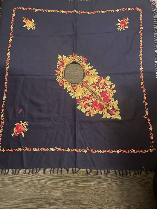 Шерстяна вишита накидка натлаття