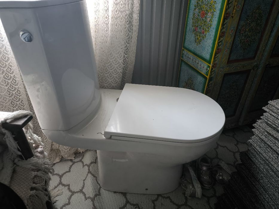 WC kompakt bezkolnierzowy