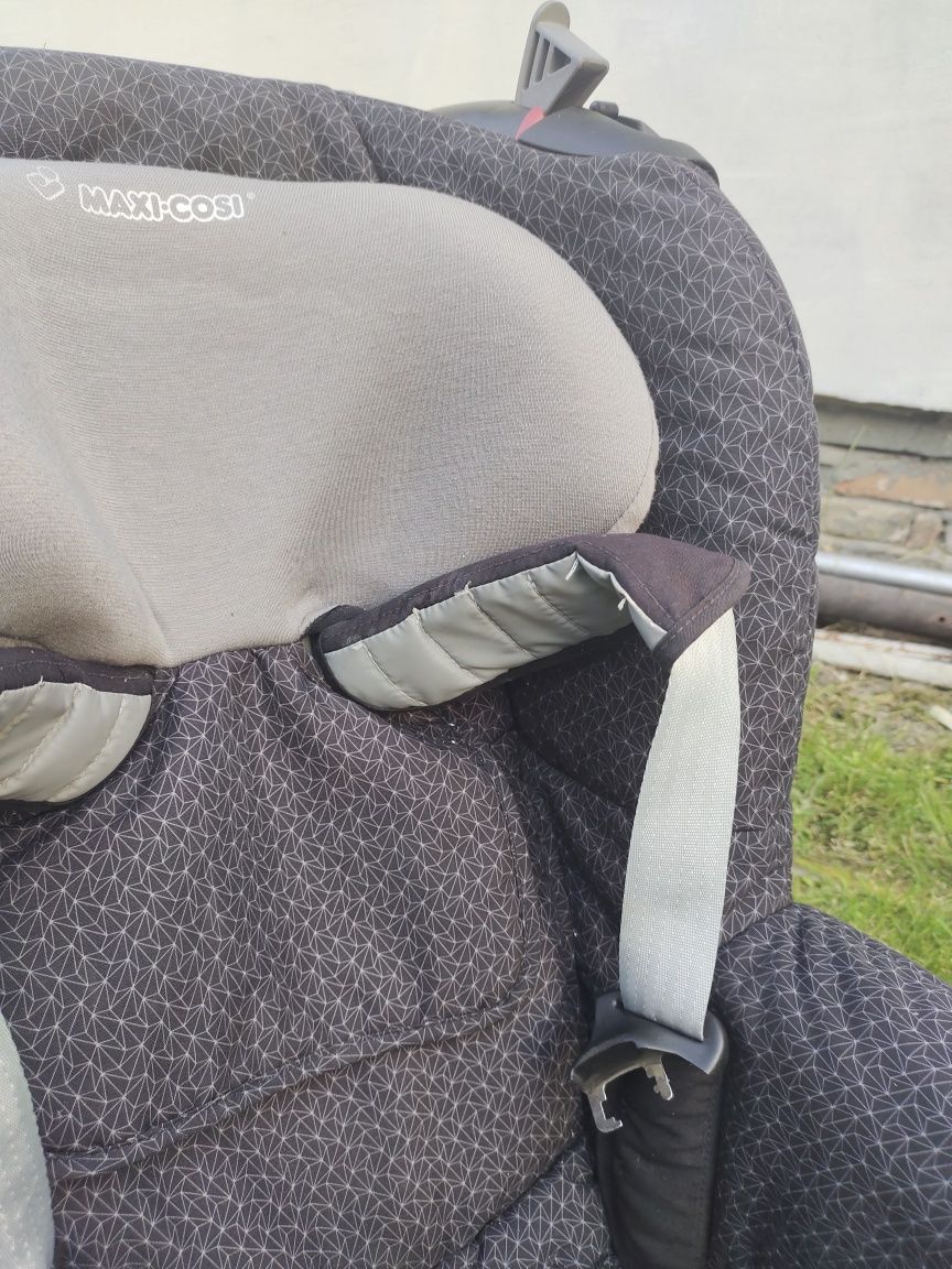 Maxi Cosi Tobi 9-18кг дитяче автокрісло в д.доброму стані