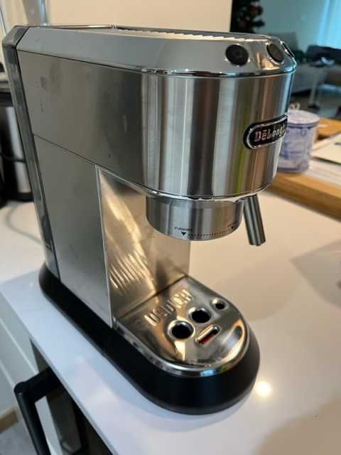 Máquina de café De'Longhi Dedica EC685.M