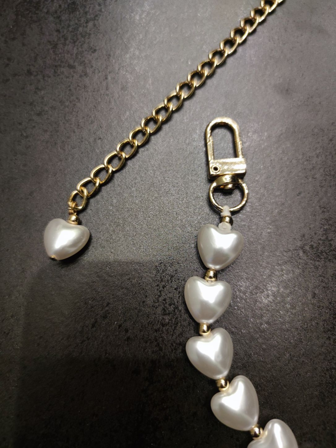 Uroczy pasek H&M z perłowych serc i złotego łańcuszka. Nowy wyprzedany