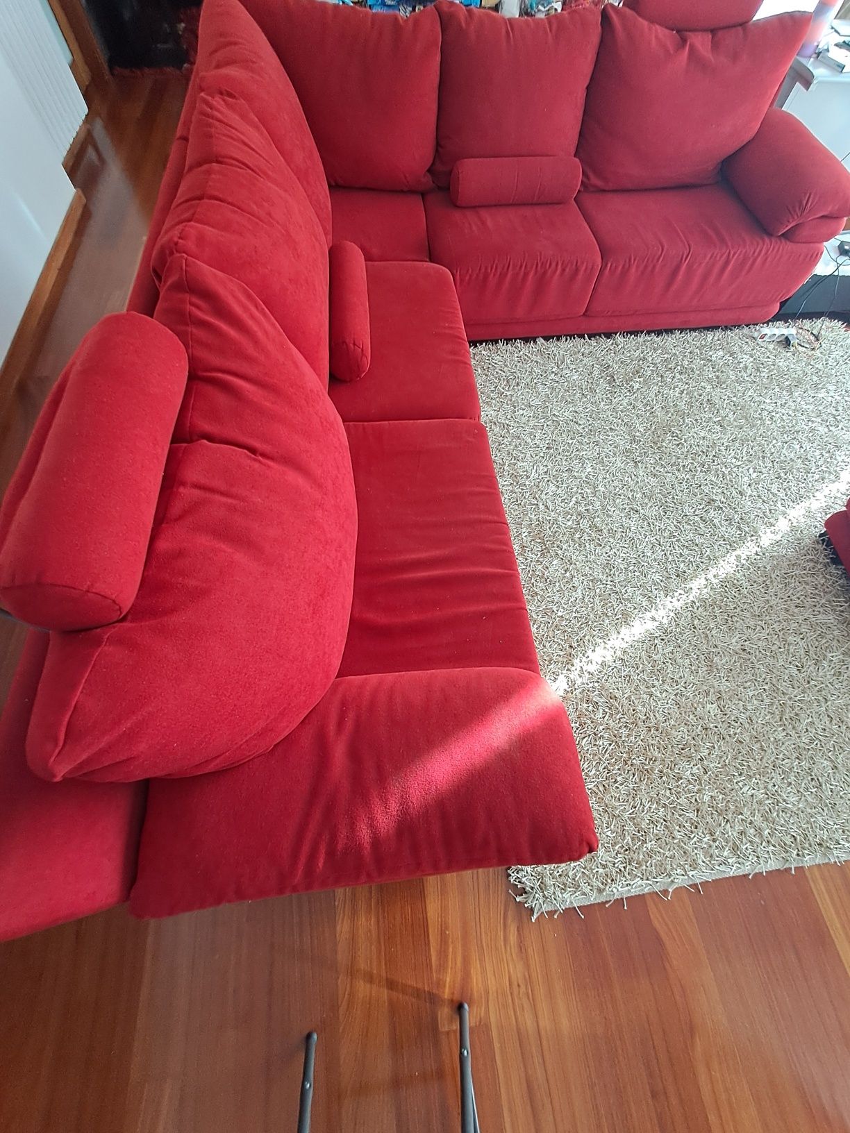 Sofá de canto vermelho escuro