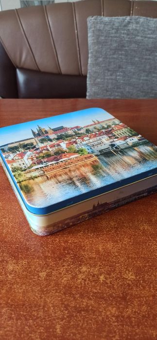 Жестяная коробка из-под конфет