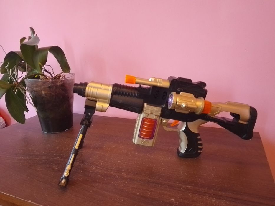 Револьвер, пістолет, автомат