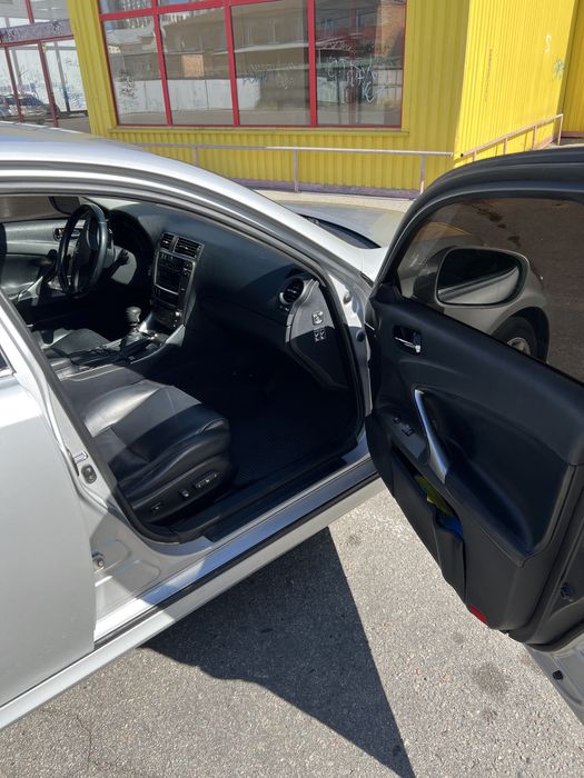Lexus is 220d 2008года