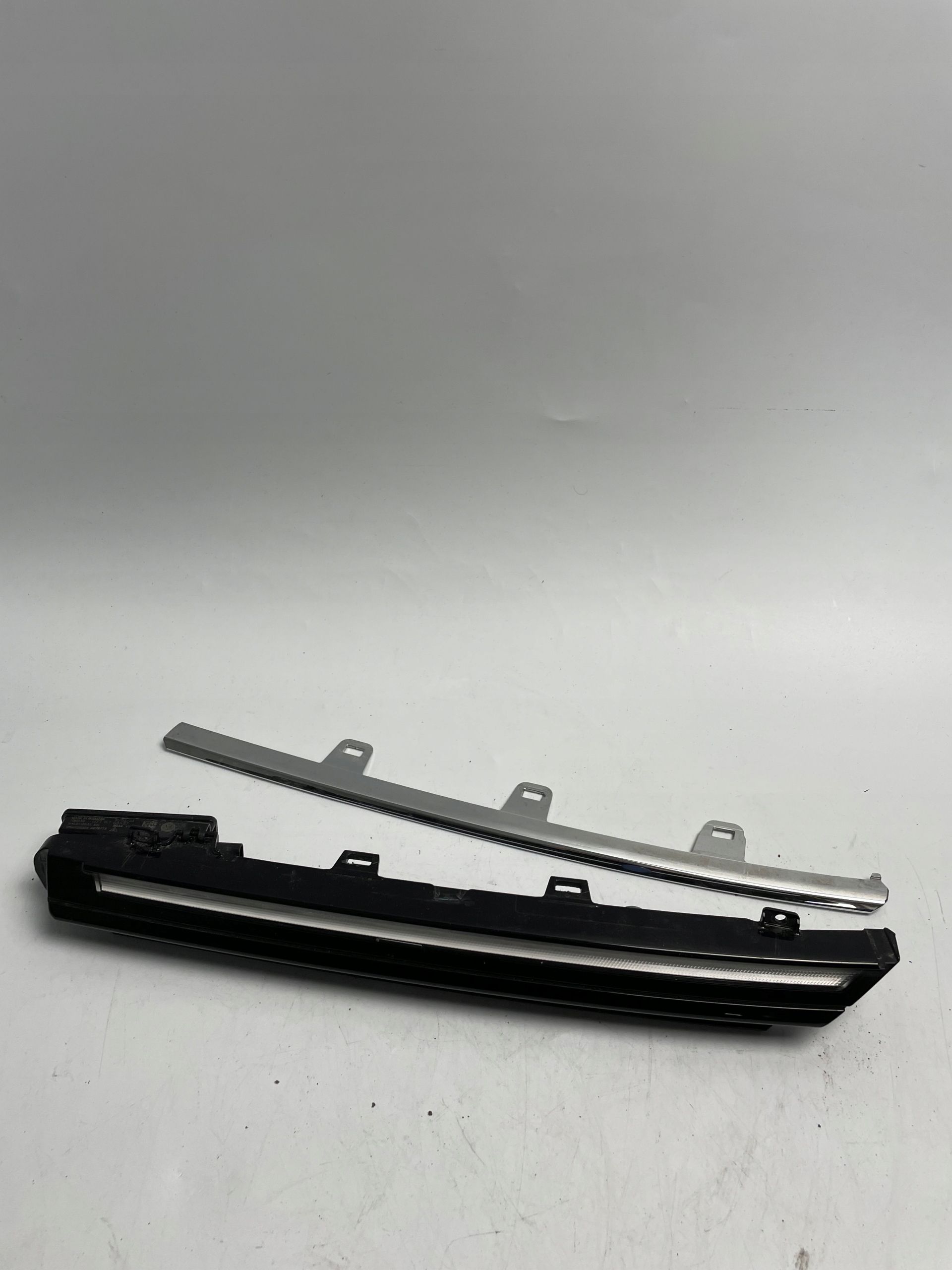 Vw Golf VIII Led DRL w grill lewy